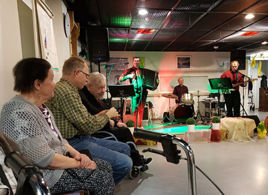 Aurinkotanssit_2019_Puolivälinkangas_Metsolan_Kartano_SeniorKunto