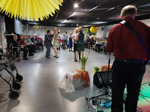 Aurinkotanssit_2019_Puolivälinkangas_Metsolan_Kartano_SeniorKunto