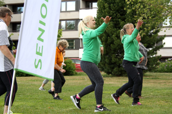 Puistojumppaa Tuiran rannassa 13.6.2018