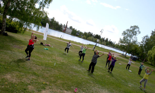 Puistojumppaa Tuiran rannassa 13.6.2018